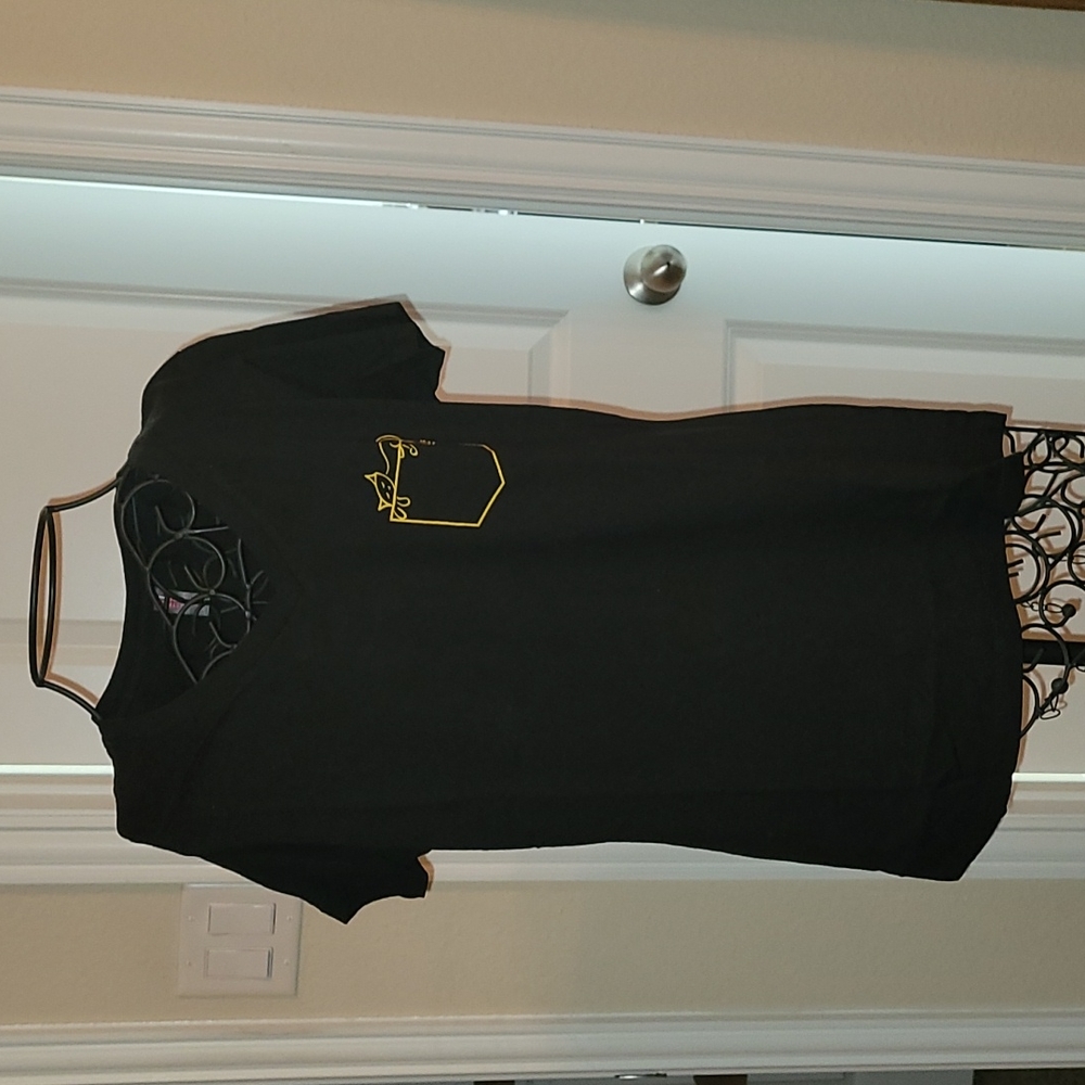 V-neck fake pocket cat tee
